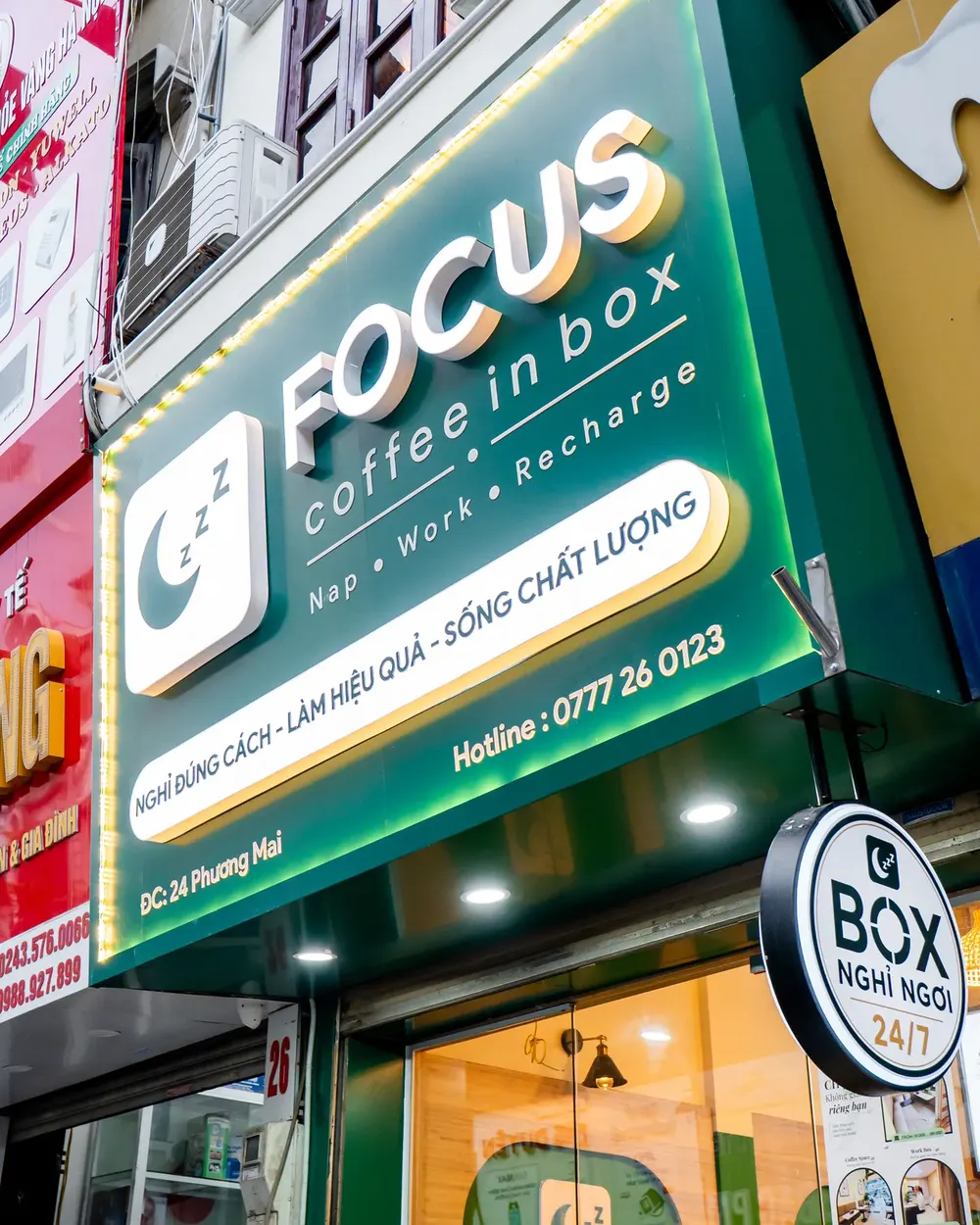 Biển hiệu Focus Coffee in Box tại cơ sở 24 Phương Mai, kèm biển Box nghỉ ngơi 24/7